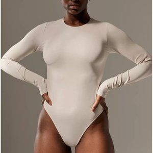 NWOT ARITZIA Seamless Contour Crew Bodysuit